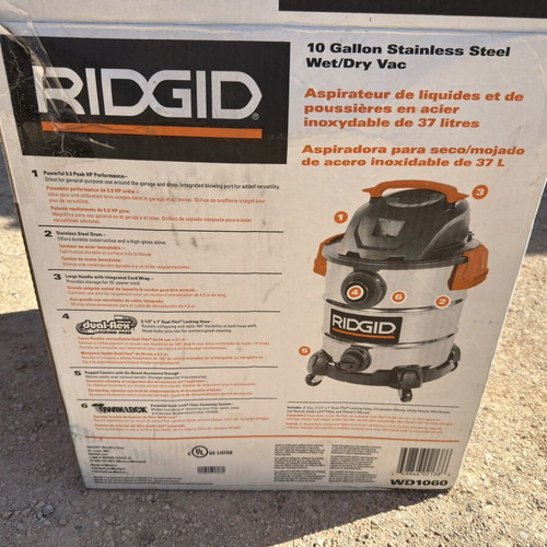 Powerful vacuum cleaner with accessories, 6.0 hp peak