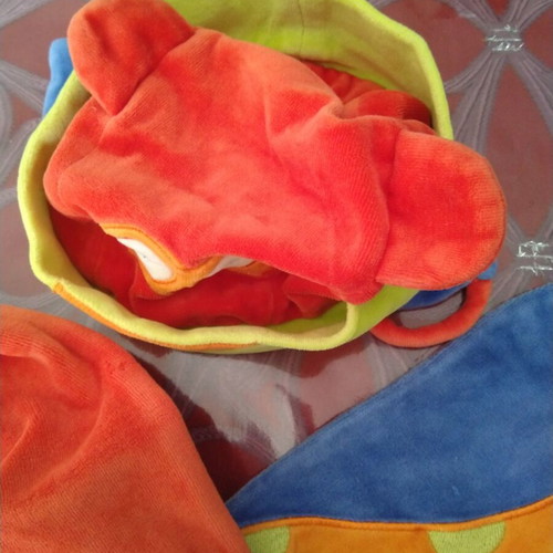 Dudu baby hat and scarf like new, blue yellow orange