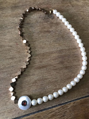 Necklace with pearls and glass like new, white and gold