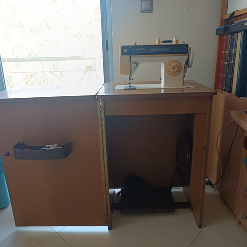 Singer sewing machine with cabinet, used, electric and foot pedal