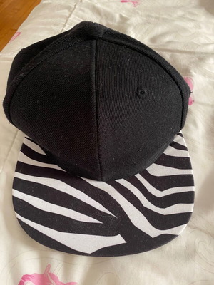 Black and white hat like new unisex