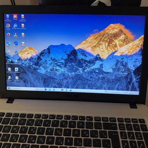 Asus VivoBook X540UA laptop like new, Intel Core i5, 15.6 inch, 256GB SSD