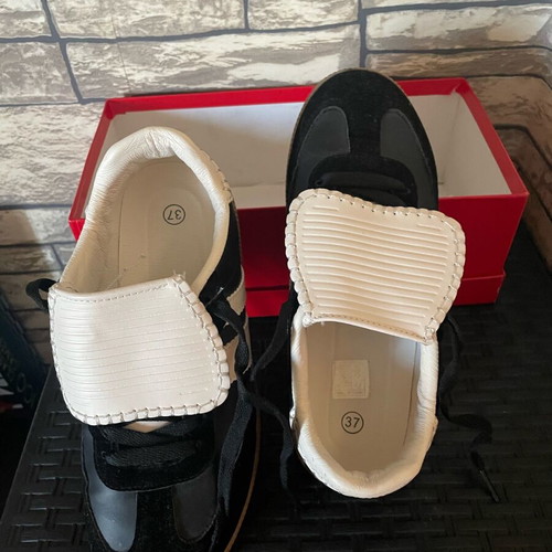 Sneakers size 37 like new, black and white with tongue design