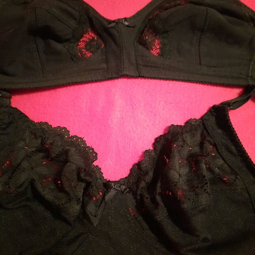 Black bras like new, pack of 2, size 90C