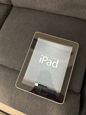 Apple iPad 1st generation used, fully functional, collectible