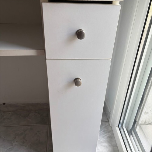 White desk with 2 drawers