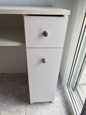 White desk with 2 drawers