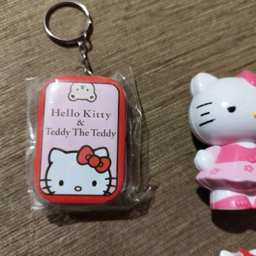 Hello Kitty figures pack like new, 11 figures and keychain