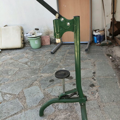 Bottle capper stand like new for standard caps