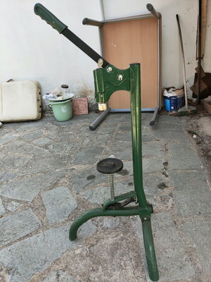 Bottle capper stand like new for standard caps