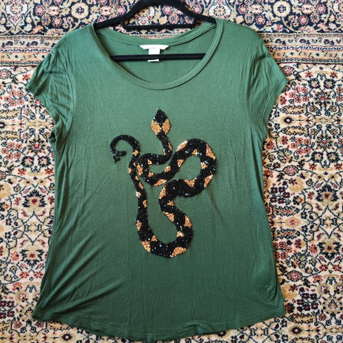 H&M green t-shirt like new with sequin snake design