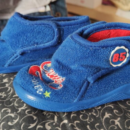 Boys winter house slippers shoes size 22 like new blue