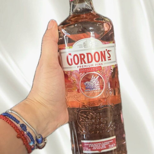 Gordon's Pink Gin 700 ml with raspberry, red currant & strawberry