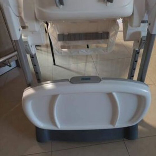 Baby feeding chair like new with 3 back levels and 4 height levels