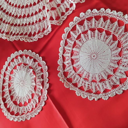 Handmade round table linen set with two napkins like new