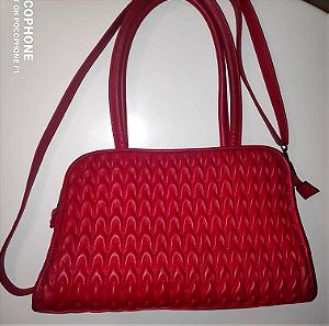 Κόκκινη καπιτονέ πολύ ευρύχωρη τσάντα με ιμάντα για κράτημα σε ώμο κ χιαστί