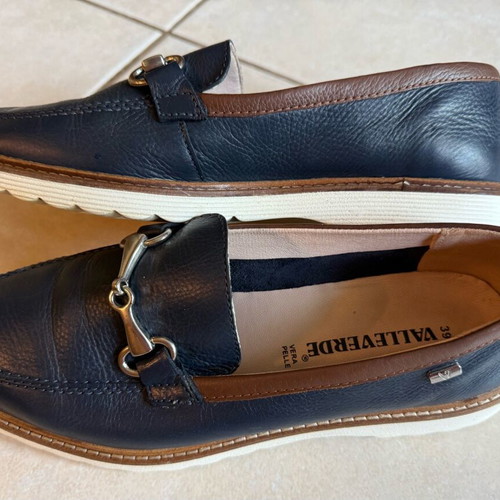 Valleverde leather blue loafers size 39 like new