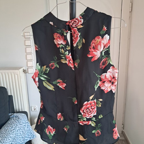 Guess top like new, black and red, size S