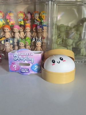 Squeeza Dumpling white squishy toy