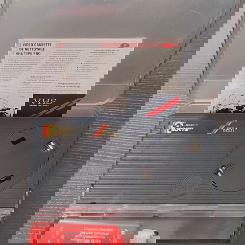 Βιντεοκασέτες VHS άγραφες σφραγισμένες και κασέτα καθαρισμού σαν καινούργιες