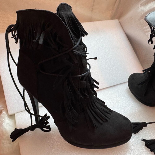 Booties with heel and suede fringes size 40 like new, black