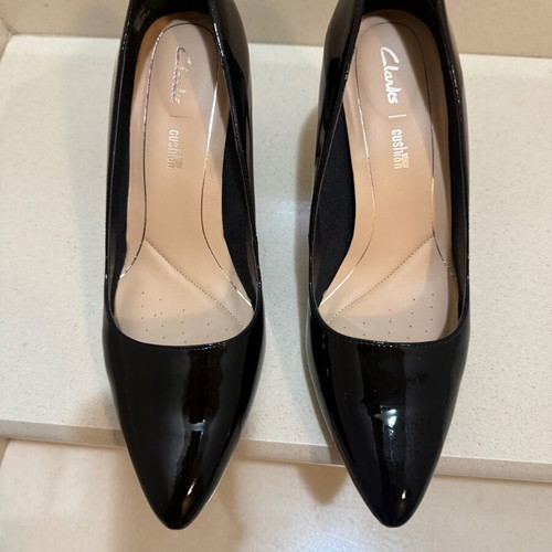 Clarks black patent leather pumps size 39 like new