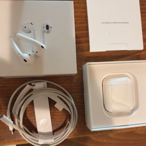 AirPods 2generetion case with charging cable and box like new
