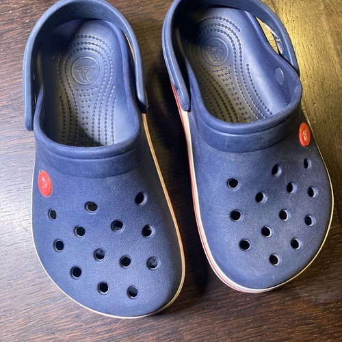 Crocs kids J2 clogs size 33-34 lightly used, blue