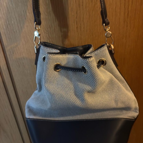 Axel bucket bag like new, white and blue crossbody