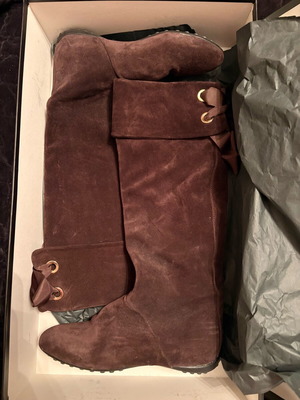 Feng Shoe brown suede boots like new, size 36