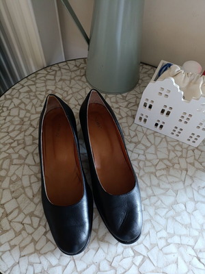 Leather pumps, black, size 40