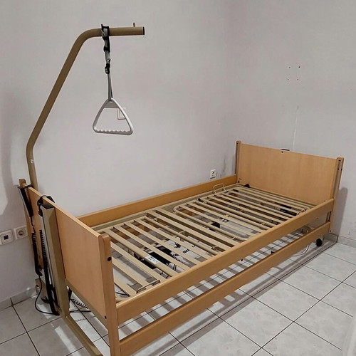Electric hospital bed with hoist, two side rails and brakes, like new