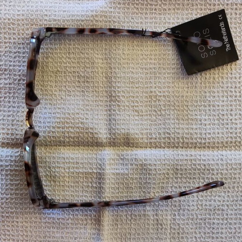 Solo-Solis NDL2617 sunglasses with metal bridge and cat eye design