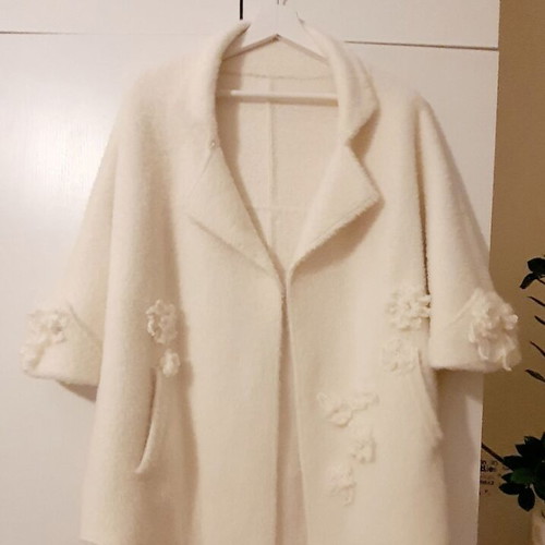 Knitted outerwear new with handmade flowers and removable fur collar