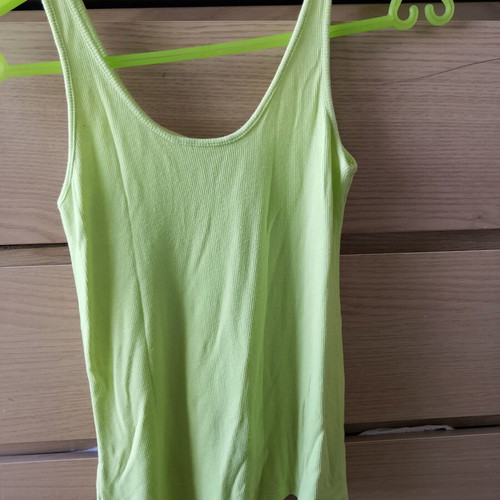 Sleeveless top S/M in excellent condition, green and yellow