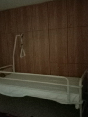 Νοσοκομειακό κρεβάτι σαν καινούργιο με 2 μανιβέλες και στρώμα