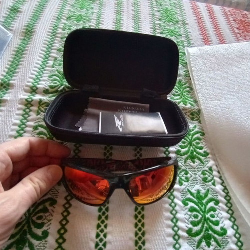 Arnette sunglasses like new with mirror lenses and cases