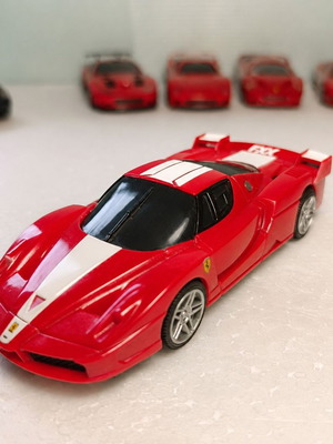 Ferrari Enzo FX Pull Back αυτοκίνητο σαν καινούργιο, κόκκινο με λευκές ρίγες