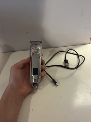 Ασημένια trimmer μεταχειρισμένη με μαύρο φορτιστή