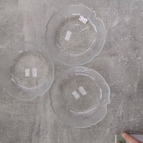 Bowl and three leaf-shaped plates like new with embossed details