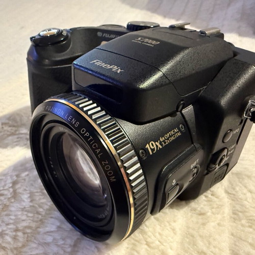 Fujifilm FinePix S7000 camera used, 6.3MP, 6x optical zoom, bridge type