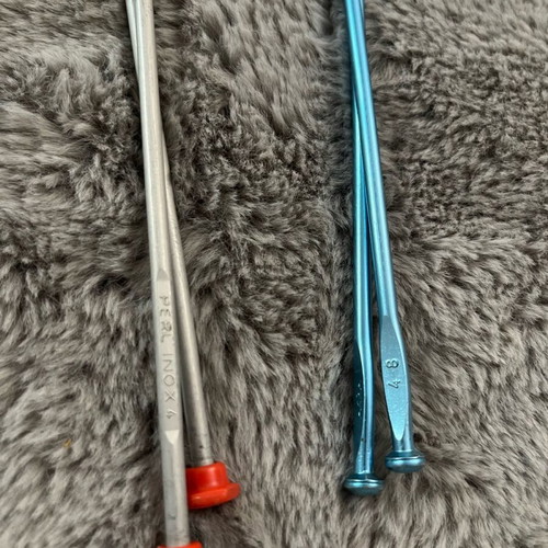 Knitting needles used, 2 pairs