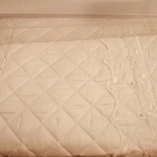 Bridal quilt new with carrying case, 240x270 cm