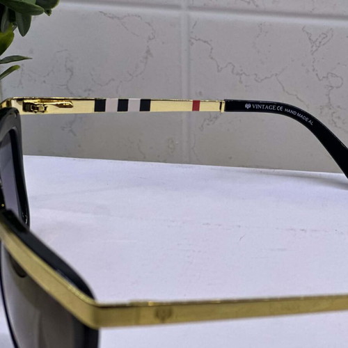 Unisex sunglasses new, black frame with gold details