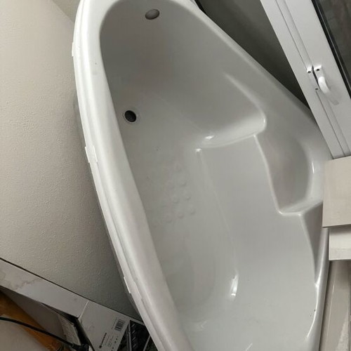 Acrylic corner bathtub 120×120 cm like new