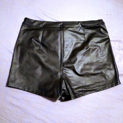 Spandex leather-type shorts new, size L, black