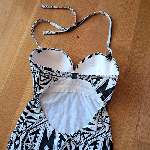 ASOS one-piece swimsuit used in very good condition, size XXS