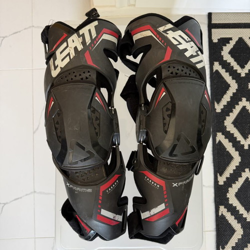 Leatt X-Frame knee braces used, medium size, carbon fiber composite