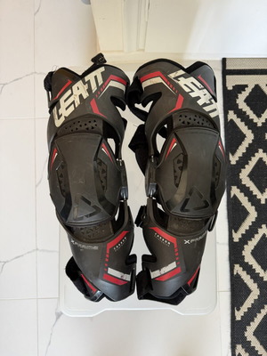 Leatt X-Frame επιγονατίδες μεταχειρισμένες, μέγεθος medium, ανθρακονήματα