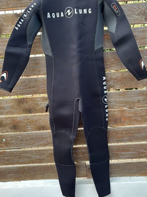 Aqua Lung 3mm women's wetsuit with XS gloves and S hood like new